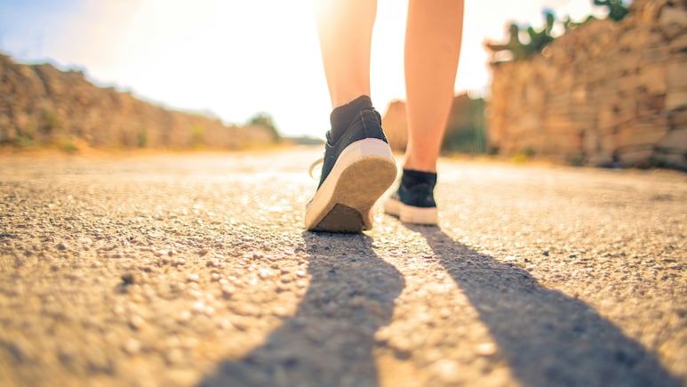 Walking For Health : दररोज किती पावलं चालल्याने हार्टअटॅक येणार नाही?