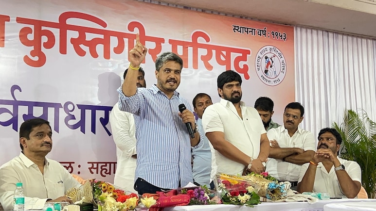 आजोबांच्या पावलावरं नातवाचं पाऊल; क्रिकेटपाठोपाठ कुस्ती संघटनेत Rohit Pawar यांची एन्ट्री आजोबांच्या पावलावरं नातवाचं पाऊल; क्रिकेटपाठोपाठ कुस्ती संघटनेत Rohit Pawar यांची एन्ट्री