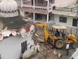 अजमेर में बारिश के चलते ढहा शिव मंदिर का एक हिस्सा, खतरे को देखते नगर निगम ने पूरी तरह किया ध्वस्त अजमेर में बारिश के चलते ढहा शिव मंदिर का एक हिस्सा, खतरे को देखते नगर निगम ने पूरी तरह किया ध्वस्त