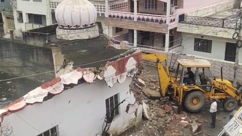 अजमेर में बारिश के चलते ढहा शिव मंदिर का एक हिस्सा, खतरे को देखते नगर निगम ने पूरी तरह किया ध्वस्त अजमेर में बारिश के चलते ढहा शिव मंदिर का एक हिस्सा, खतरे को देखते नगर निगम ने पूरी तरह किया ध्वस्त