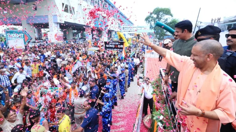 सीएम योगी ने कांवड़ियों पर बरसाए फूल, बोले, 'उत्तर प्रदेश की सरकार आपकी सुरक्षा के लिए हर समय मौजूद'