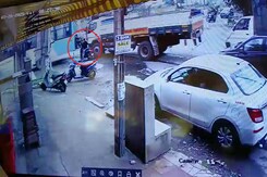 Truck Crushes 2-Wheeler In Bengaluru, Woman Has Narrow Escape Truck Crushes 2-Wheeler In Bengaluru, Woman Has Narrow Escape
