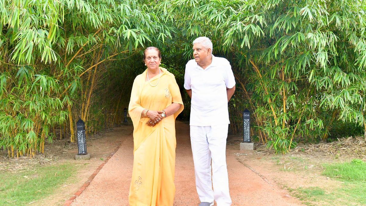 पत्नी सुदेश धनखड़ के साथ जगदीप धनखड़ पत्नी सुदेश धनखड़ के साथ जगदीप धनखड़