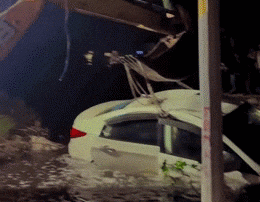 Jaipur Rain Accident: जयपुर में तेज बारिश के बीच कार नाले में बही, 5 जिंदगियां बाल-बाल बचीं! Jaipur Rain Accident: जयपुर में तेज बारिश के बीच कार नाले में बही, 5 जिंदगियां बाल-बाल बचीं!