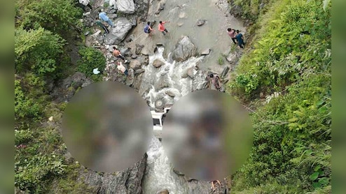 उत्तराखंड में बड़ा हादसा… सवारियों से भरी जीप खाई में गिरी, 8 की मौत