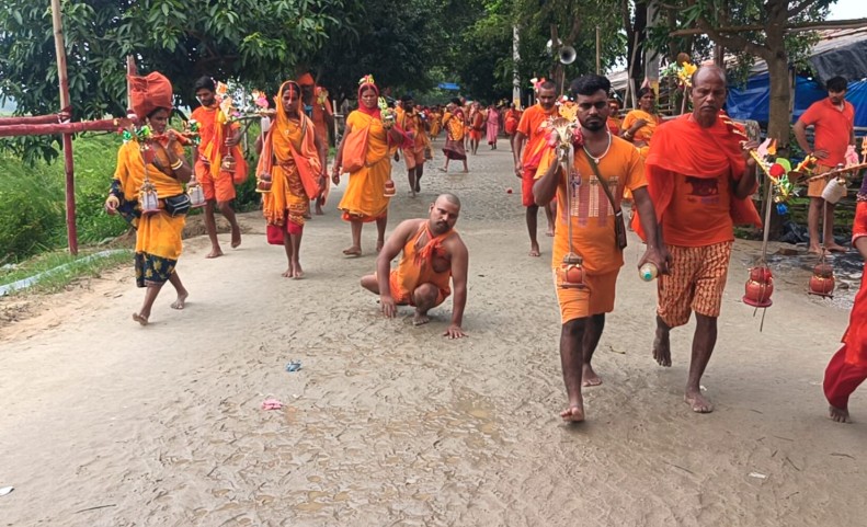 ऐसी भक्ति! दोनों पैर खराब फिर भी श्रद्धा कम नहीं, 105 किमी. बैठकर बाबा के धाम जा रहे मुंगेर के प्रमोद
