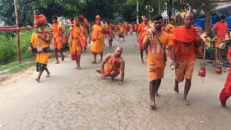 ऐसी भक्ति! दोनों पैर खराब फिर भी जमीन पर बैठकर 105 किमी. दूर देवघर जा रहे मुंगेर के प्रमोद ऐसी भक्ति! दोनों पैर खराब फिर भी जमीन पर बैठकर 105 किमी. दूर देवघर जा रहे मुंगेर के प्रमोद