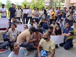 IIT गुवाहाटी में लगातार तीसरे दिन हंगामा जारी, बढ़ी फीस वापस लेने की मांग पर अड़े स्टूडेंट्स IIT गुवाहाटी में लगातार तीसरे दिन हंगामा जारी, बढ़ी फीस वापस लेने की मांग पर अड़े स्टूडेंट्स