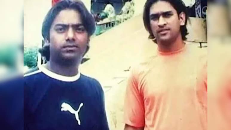 इस शख्स ने धोनी को दिया था हेलीकॉप्टर शॉट का 'तोहफा', रांची में आज भी किए जाते हैं याद