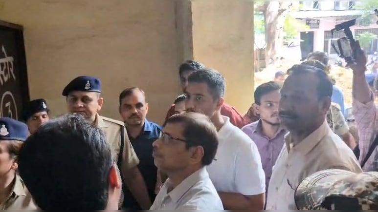 Chhattisgarh Liquor Scam : पूर्व सीएम भूपेश बघेल के बेटे चैतन्य को कोर्ट लेकर पहुंची ED, मिली 14 दिन की न्यायिक रिमांड Chhattisgarh Liquor Scam : पूर्व सीएम भूपेश बघेल के बेटे चैतन्य को कोर्ट लेकर पहुंची ED, मिली 14 दिन की न्यायिक रिमांड