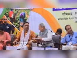 Rajasthan: मंच पर ही CM से फाइल पर साइन करवाने पहुंच गए मुख्‍य सच‍िव, वीड‍ियो हो रहा वायरल