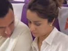 फ्लाइट स्टाफ ने चोरी से बना लिया श्रद्धा कपूर और उनके बॉयफ्रेंड का वीडियो, रवीना टंडन ने लगाई फटकार फ्लाइट स्टाफ ने चोरी से बना लिया श्रद्धा कपूर और उनके बॉयफ्रेंड का वीडियो, रवीना टंडन ने लगाई फटकार