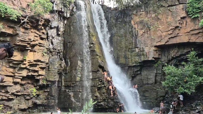 सिद्धखोल जलप्रपात का नजारा हुआ खूबसूरत, पर्यटकों की लगी भीड़, जान जोखिम में डाल पहाड़ से छलांग लगा रहे पर्यटक सिद्धखोल जलप्रपात का नजारा हुआ खूबसूरत, पर्यटकों की लगी भीड़, जान जोखिम में डाल पहाड़ से छलांग लगा रहे पर्यटक