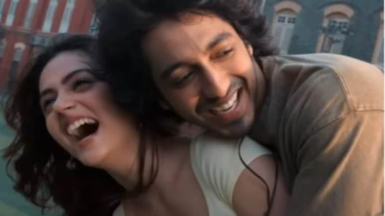 <i>Saiyaara</i>: From Recreating Scenes To Crying In Theatres, Viral Fan Reactions To Ahaan Panday-Aneet Padda's Film <i>Saiyaara</i>: From Recreating Scenes To Crying In Theatres, Viral Fan Reactions To Ahaan Panday-Aneet Padda's Film