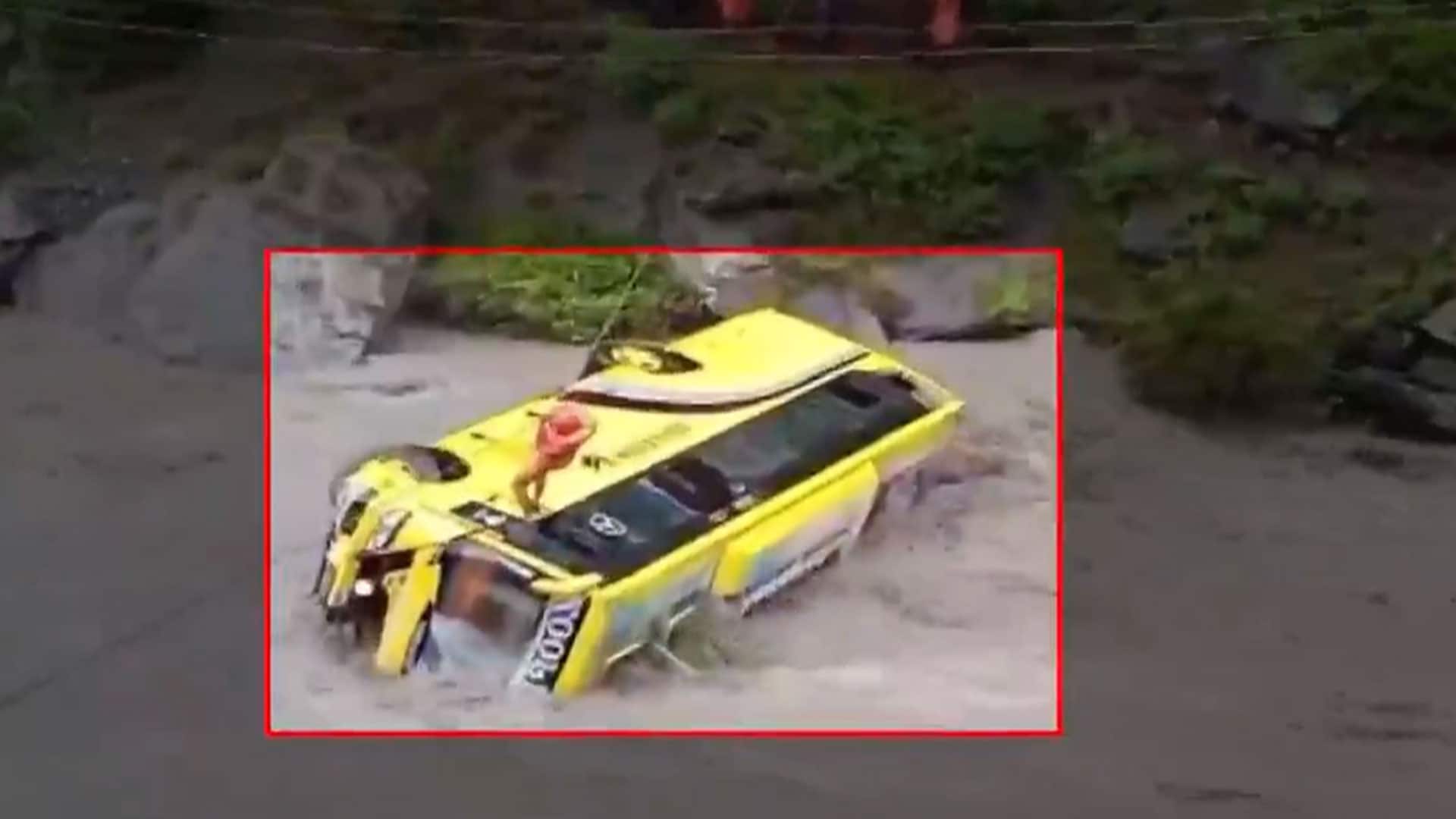 Video : Bus Carrying ITBP Jawans Falls Into River In Ganderbal, Rescue Operation Underway