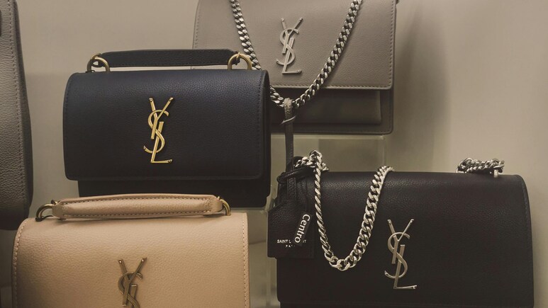 इन Classy Shoulder Bags के साथ हर लुक को बनाए और भी Glamorous और Stylish! कीमत 1000 रुपये से भी है कम इन Classy Shoulder Bags के साथ हर लुक को बनाए और भी Glamorous और Stylish! कीमत 1000 रुपये से भी है कम