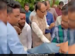 Shivraj Chouhan Stops Convoy To Help Man Injured In Road Accident In Bhopal Shivraj Chouhan Stops Convoy To Help Man Injured In Road Accident In Bhopal