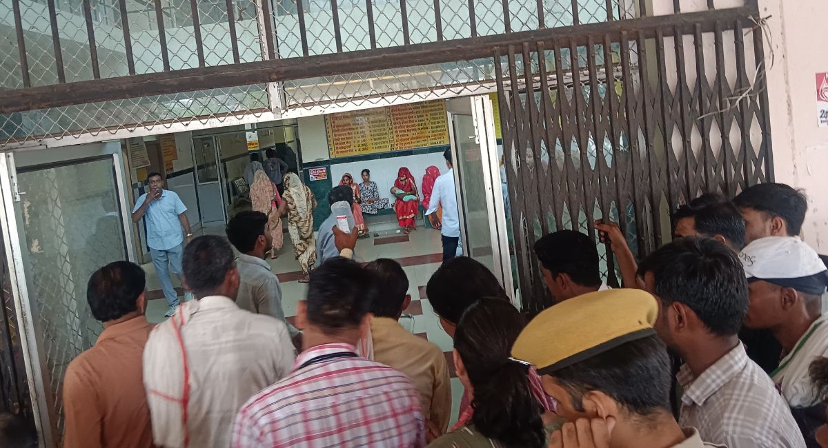 अस्पताल में घायलों का इलाज चल रहा है. अस्पताल में घायलों का इलाज चल रहा है.