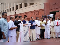 Priyanka Gandhi Leads Kerala Nuns&#039; Arrest Protest, Shashi Tharoor Missing