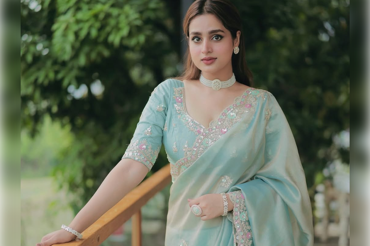 Ayesha Khan Says She Feels Ugly; Urges Fans To Be Kind