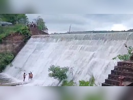 Rajasthan: भयंकर बारिश से बांध ओवरफ्लो, सावधानी बरतने की अपील; स्कूलों में छुट्टियों के निर्देश Rajasthan: भयंकर बारिश से बांध ओवरफ्लो, सावधानी बरतने की अपील; स्कूलों में छुट्टियों के निर्देश