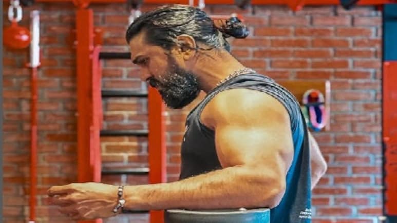 Peddi: 'पेड्डी' के लिए बीस्ट मोड में नजर आए राम चरण, लेटेस्ट लुक देख कर फैंस में बढ़ी एक्साइटमेंट 