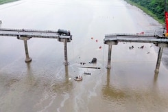 Gujarat Bridge Collapse Death Count Now 15, Rescue Teams Tackle 3-Metre Mud Gujarat Bridge Collapse Death Count Now 15, Rescue Teams Tackle 3-Metre Mud
