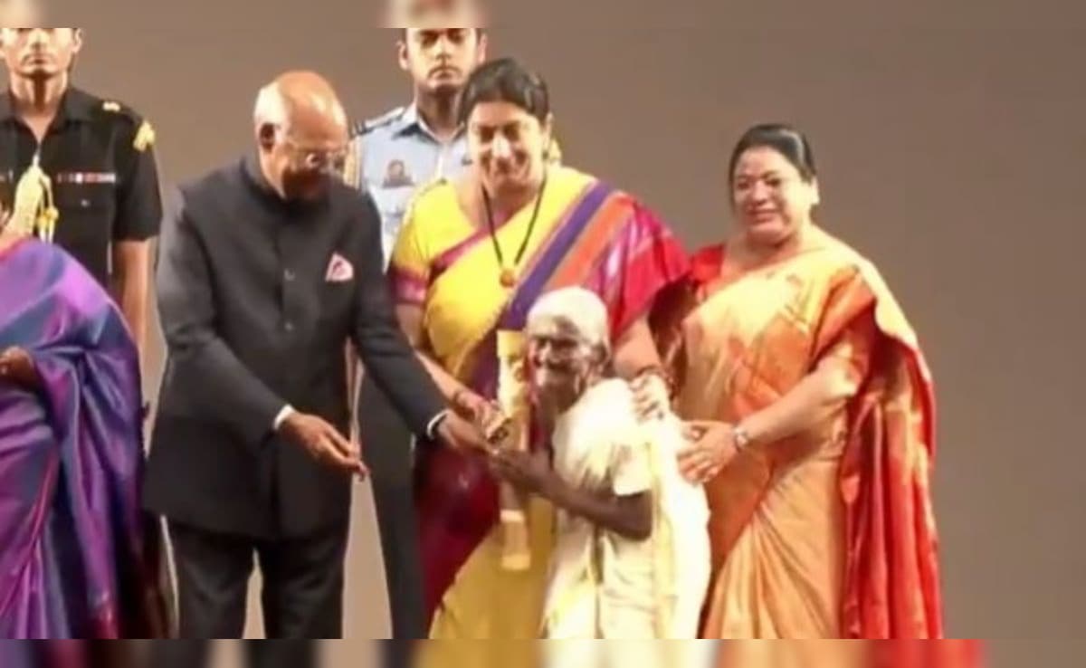 कार्तियानी अम्मा को 2020 में राष्ट्रपति रामनाथ कोविंद ने उन्हें नारी शक्ति पुरस्कार से सम्मानित किया था. कार्तियानी अम्मा को 2020 में राष्ट्रपति रामनाथ कोविंद ने उन्हें नारी शक्ति पुरस्कार से सम्मानित किया था.