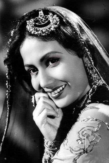 जब मीना कुमारी का हुआ था असली डाकुओं से सामना, चाकू दिखा कर मांगी थी अजीबोगरीब चीज