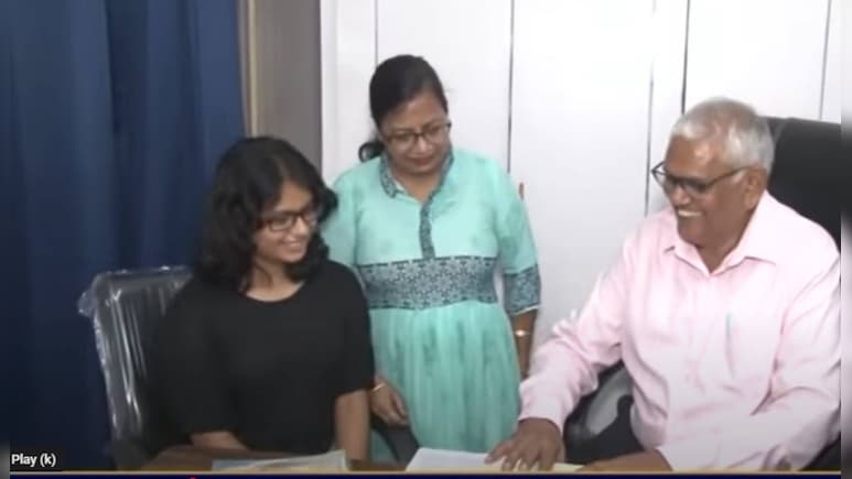 सीखने की कोई उम्र नहीं होती... 71 साल के दादा जी ने पोती के साथ पढ़ाई कर पास की CA की परीक्षा सीखने की कोई उम्र नहीं होती... 71 साल के दादा जी ने पोती के साथ पढ़ाई कर पास की CA की परीक्षा