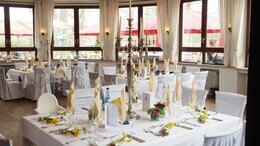 Couple Holds Auction For First Plate Of Food Served At Wedding, Internet Divided