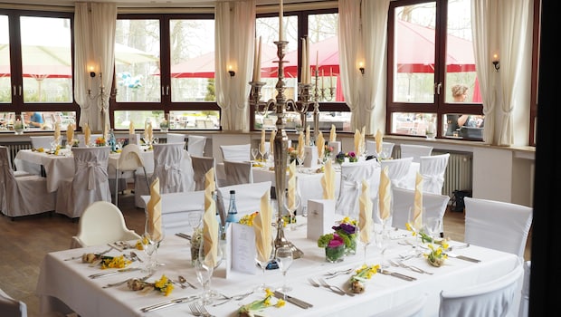 Couple Holds Auction For First Plate Of Food Served At Wedding, Internet Divided
