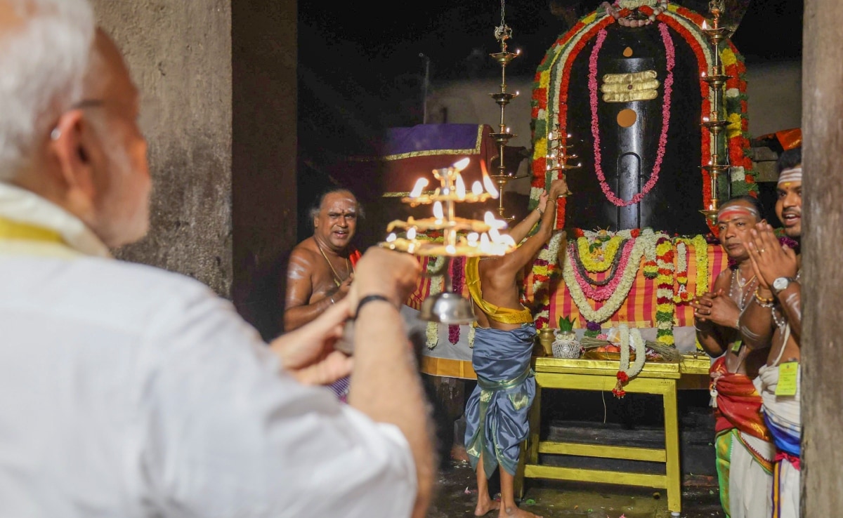 गंगैकोंडचोलपुरम के शिव मंदिर में पूजा-अर्चना करते प्रधानमंत्री नरेंद्र मोदी. गंगैकोंडचोलपुरम के शिव मंदिर में पूजा-अर्चना करते प्रधानमंत्री नरेंद्र मोदी.