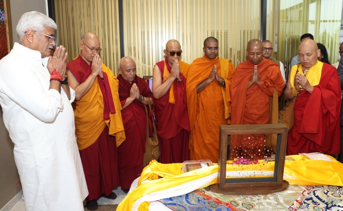 भारत लाए गए गौतम बुद्ध के अवशेषों की पूजा करते केंद्रीय संस्कृति मंत्री गजेंद्र सिंह शेखावत और बौद्ध भिक्षु. भारत लाए गए गौतम बुद्ध के अवशेषों की पूजा करते केंद्रीय संस्कृति मंत्री गजेंद्र सिंह शेखावत और बौद्ध भिक्षु.