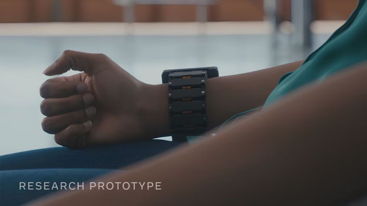 Grâce à l' utilisation d' un bracelet, Meta peut taper et naviguer sans clavier ni souris