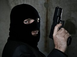 MP Crime: मुरैना में परिवार के सदस्यों को बंधक बनाकर लूटे 1.5 करोड़, जेवरात-बंदूक भी लूट ले गए बदमाश