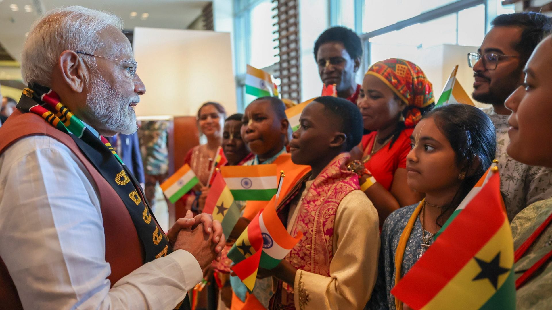 हरे राम हरे कृष्णा... ढोलक पर थाप- माथे पर तिलक, घाना में लोकल बच्चों ने पीएम मोदी का यूं किया स्वागत