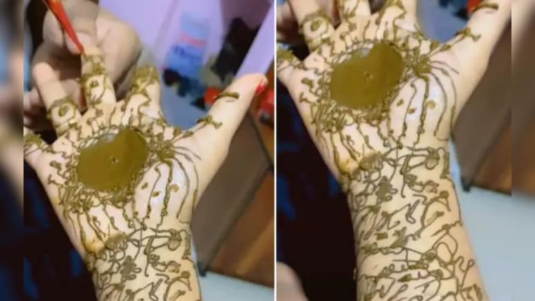 सावन में पतिदेव ने पत्नी के हाथों में रचाई मेहंदी, प्यार तो झलका...पर डिज़ाइन देख छूट जाएगी हंसी सावन में पतिदेव ने पत्नी के हाथों में रचाई मेहंदी, प्यार तो झलका...पर डिज़ाइन देख छूट जाएगी हंसी