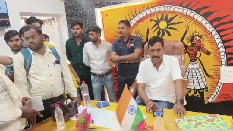 Police Theft: पुलिस ही निकली चोर! 61 लाख की जब्त शराब को बाजार में बेचने का आरोप, जानें - पूरा मामला Police Theft: पुलिस ही निकली चोर! 61 लाख की जब्त शराब को बाजार में बेचने का आरोप, जानें - पूरा मामला