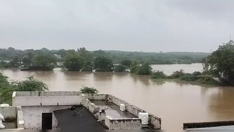 Rajasthan: कोटा में उफान पर पार्वती नदी, 200 लोगों को सुरक्षित स्थान पर पहुंचाया; एक्शन मोड में सीएम Rajasthan: कोटा में उफान पर पार्वती नदी, 200 लोगों को सुरक्षित स्थान पर पहुंचाया; एक्शन मोड में सीएम