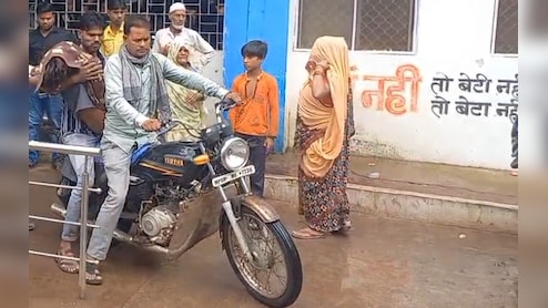 शर्मनाक: भारी बारिश में नाबालिग बेटे का शव मोटरसाइकिल से घर ले गए गए परिजन, अस्पताल से नहीं मिली एंबुलेंस