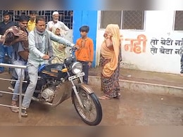 शर्मनाक: भारी बारिश में नाबालिग बेटे का शव मोटरसाइकिल से घर ले गए गए परिजन, अस्पताल से नहीं मिली एंबुलेंस शर्मनाक: भारी बारिश में नाबालिग बेटे का शव मोटरसाइकिल से घर ले गए गए परिजन, अस्पताल से नहीं मिली एंबुलेंस