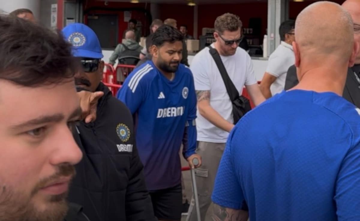 Pant Arrives In Crutches Amid Doubts Over Fitness, Leaves Fans Concerned
