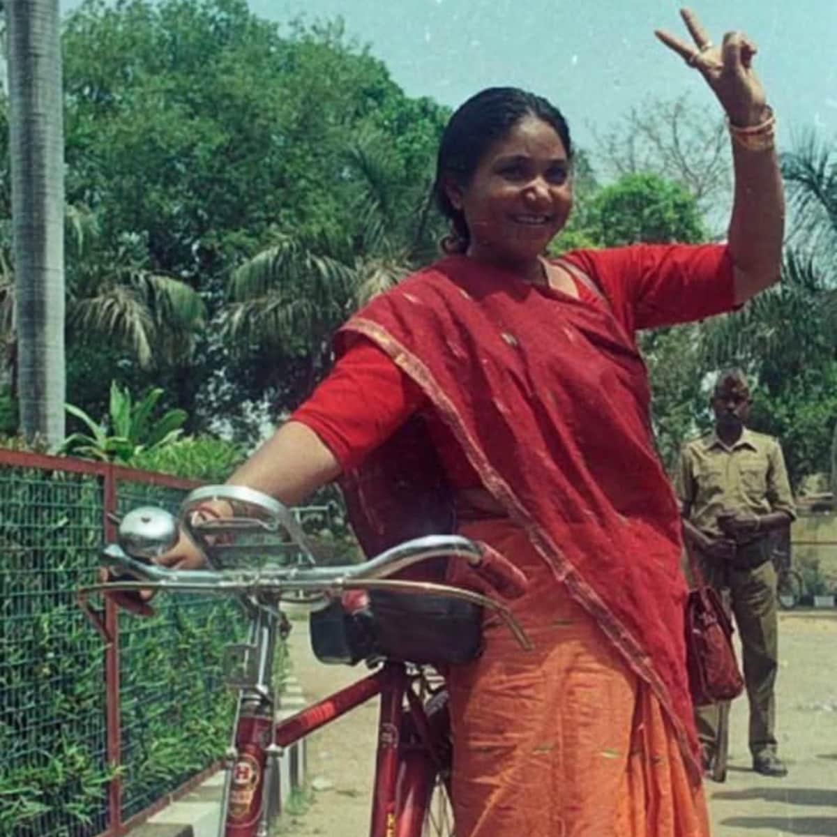 जेल से रिहा होने के बाद समाजवादी पार्टी ने फूलन देवी को उत्तर प्रदेश की मिर्जापुर लोकसभा सीट से टिकट दिया था. जेल से रिहा होने के बाद समाजवादी पार्टी ने फूलन देवी को उत्तर प्रदेश की मिर्जापुर लोकसभा सीट से टिकट दिया था.