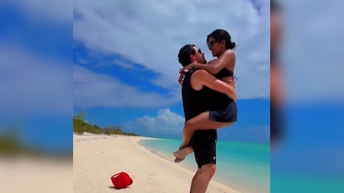 निक जोनस संग समंदर किनारे रोमांटिक हुई प्रियंका चोपड़ा, पति को किया KISS, वीडियो शेयर कर लिखा – 'आप मेरे हो'