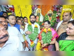 Eknath Shinde: फडणवीस पंढरपूरात, एकनाथ शिंदेंनी 'या' ठिकाणी केली विठ्ठल रुक्मिणीची पूजा Eknath Shinde: फडणवीस पंढरपूरात, एकनाथ शिंदेंनी 'या' ठिकाणी केली विठ्ठल रुक्मिणीची पूजा