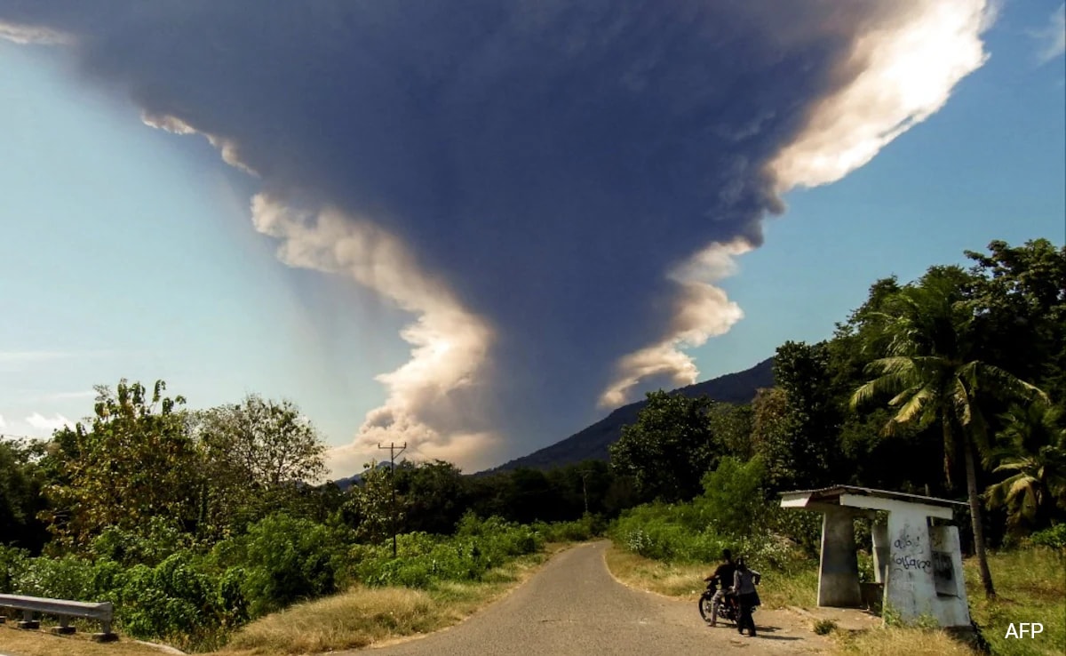 Вулкан в Източна Индонезия избухна в понеделник изхвърляйки колосална кула
