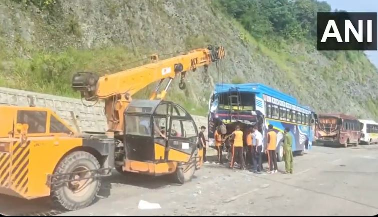 Amarnath Yatra: जम्&zwj;मू-कश्&zwj;मीर के रामबन में 4 बसें आपस में टकराईं, कई अमरनाथ यात्री घायल