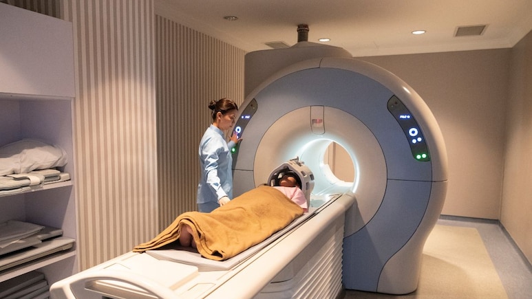 MRI Machine : एक चूक जीवावर बेतली; पत्नीच्या उपचारासाठी आलेल्या व्यक्तीचा MRI मध्ये अडकल्याने मृत्यू