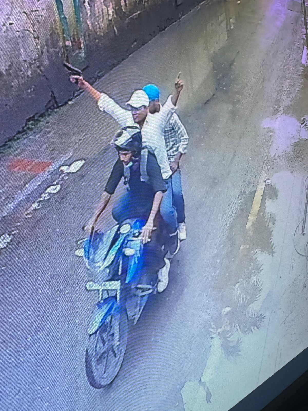 बाइक में फुल मस्ती, लहराए दोनों हाथ... देखिए चंदन मिश्रा को गोली मारने वाले तौसीफ बादशाह और उसके गुर्गों के ये तस्वीर